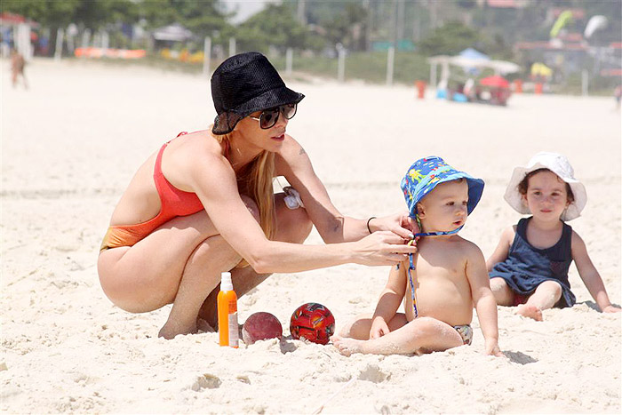 Danelle Winits vai praia com o filho Guy