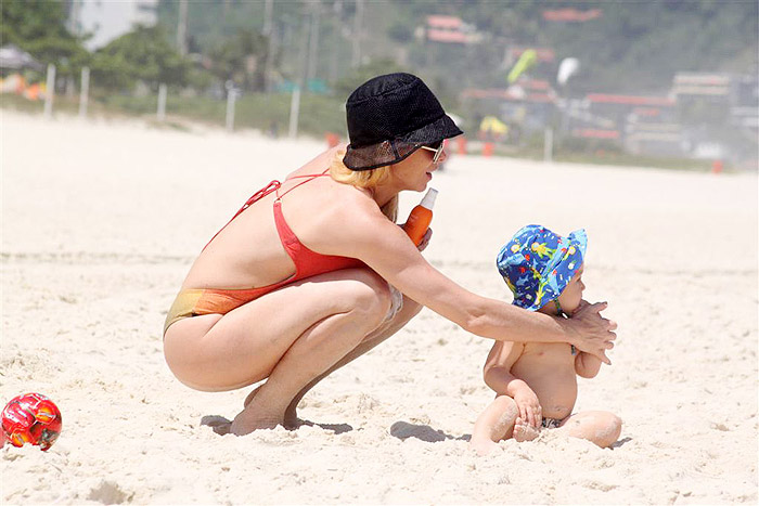 Danelle Winits vai praia com o filho Guy