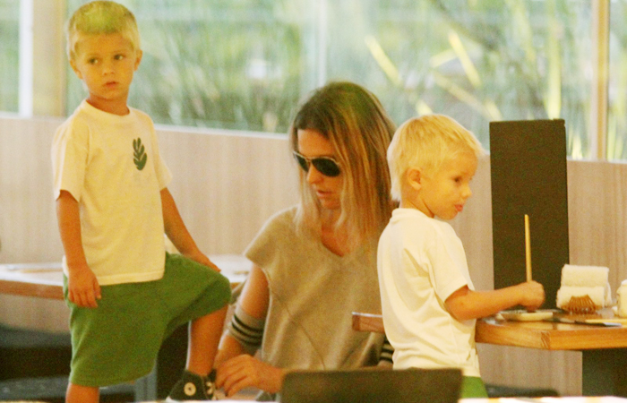 Apresentadora esteve com os filhos, João e Francisco, no shopping na Barra