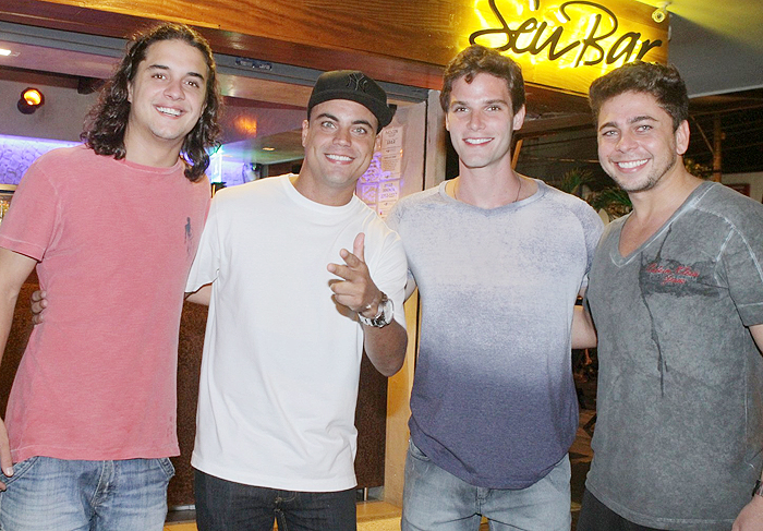 Jonatas Faro e Guilherme Boury curtem a noite carioca