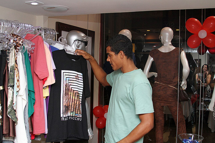 Marcelo confere as camisetas em inauguração de loja no Rio 