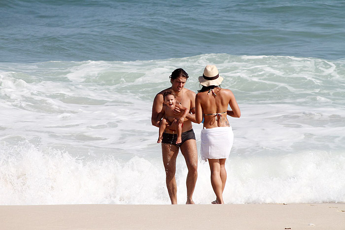 Juliana Knust brinca com o filho na praia