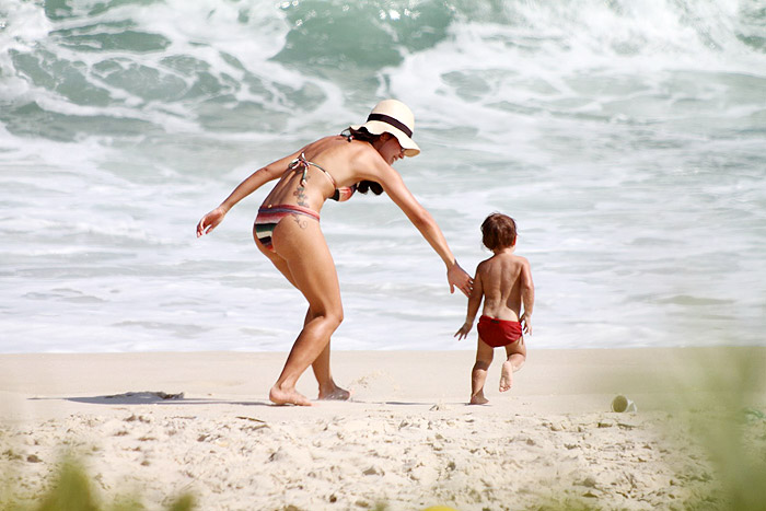 Juliana Knust brinca com o filho na praia