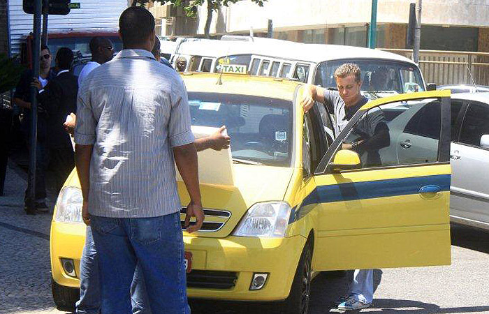 Luciano Huck entrevista Reese Witherspoon em Ipanema