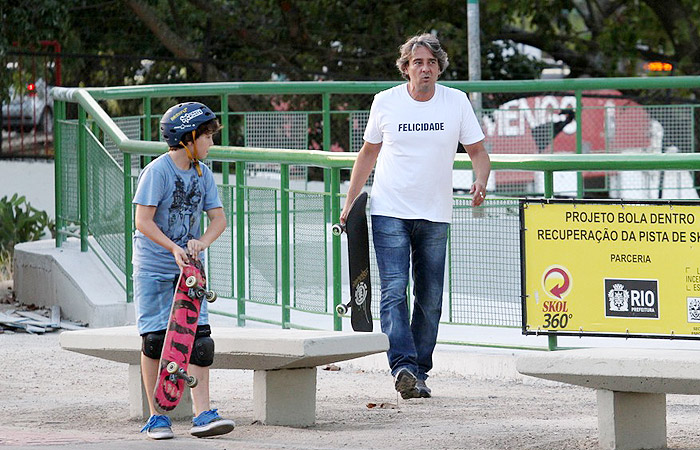 Alexandre Borges tem tarde radical na companhia do filho