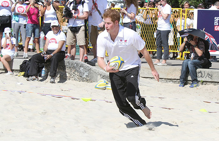 Príncipe Harry particpa de corrida na praia do Flamengo