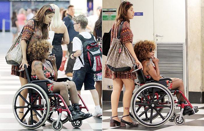 Elza Soares chega em aeroporto de cadeira de rodas