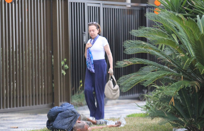 Fernanda Montenegro se assusta com morador em situação de rua - O Fuxico