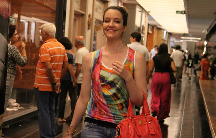 Débora Falabella passeia sozinha por shopping carioca - O Fuxico