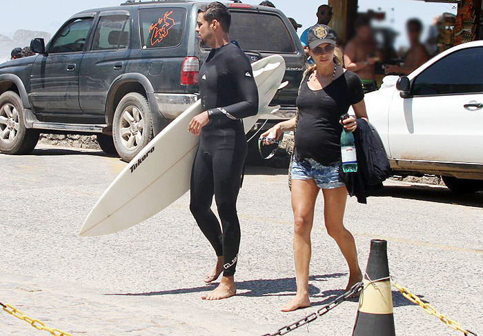 Grazi Massafera e Cauã Reymond desfilam em Praia Carioca