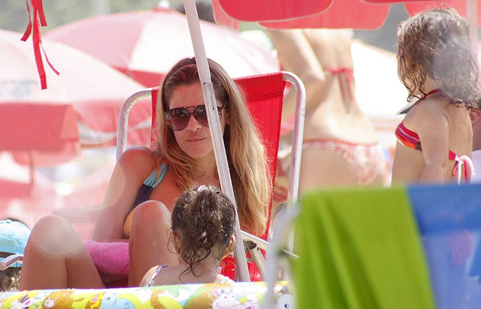 Ingrid Guimarães leva filha à praia