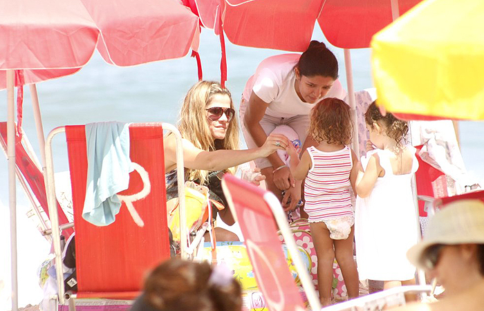 Ingrid Guimarães leva filha à praia