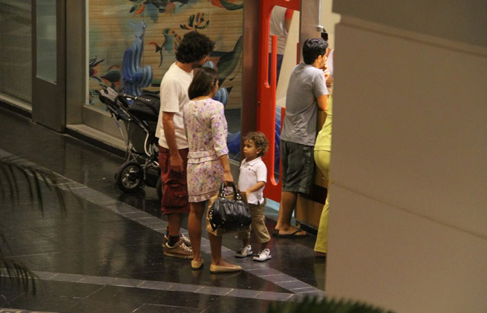 Dira Paes passeia em shopping carioca - O Fuxico