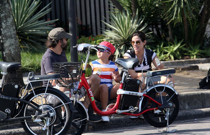 Rafaela Mandelli pedala pela orla do Leblon - O Fuxico