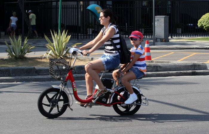 Rafaela Mandelli pedala pela orla do Leblon - O Fuxico