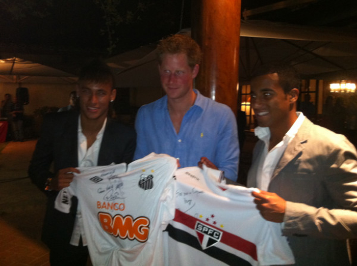 Neymar e Lucas se encontram com o Príncipe Harry