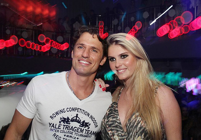 Ex-BBB João Carvalho participa de evento com Bárbara Evans