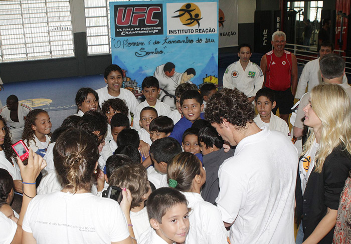 Fiorella Matheis e Flavio Canto promovem evento de UFC na Rocinha