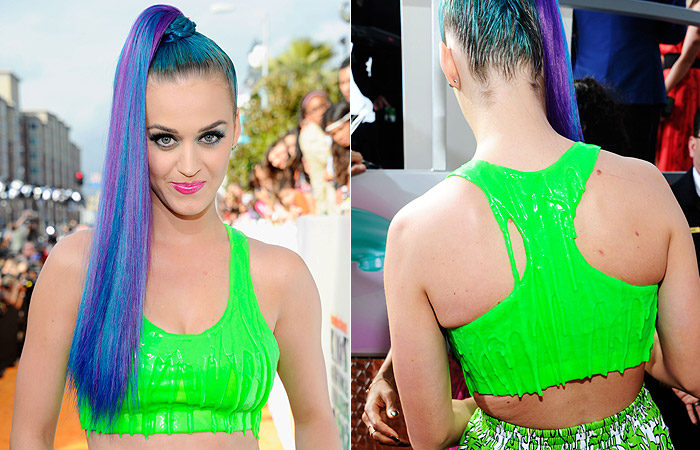 Katy Perry usa mais um de seus looks extravagantes em evento