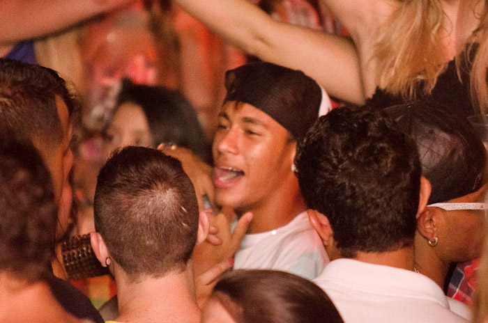 Neymar se joga na balada do Guarujá