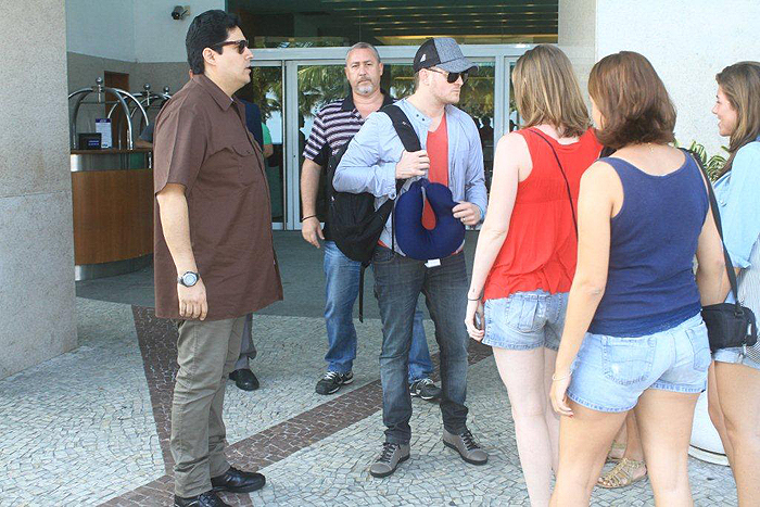 Michael Bublé é assediado por fãs ao deixar hotel no Rio