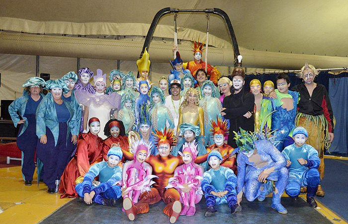 Caio Castro curte espetáculo do Cirque du Soleil em Recife