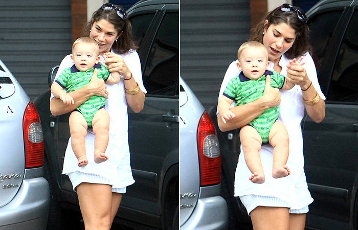 Priscila Fantin passeia com o filho Romeu na Barra da Tijuca