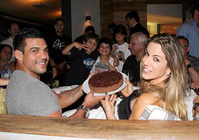 Vitor Belfort comemora aniversário ao lado da família