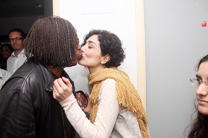 Milton Nascimento deu um beijo em Letícia Sabatella.