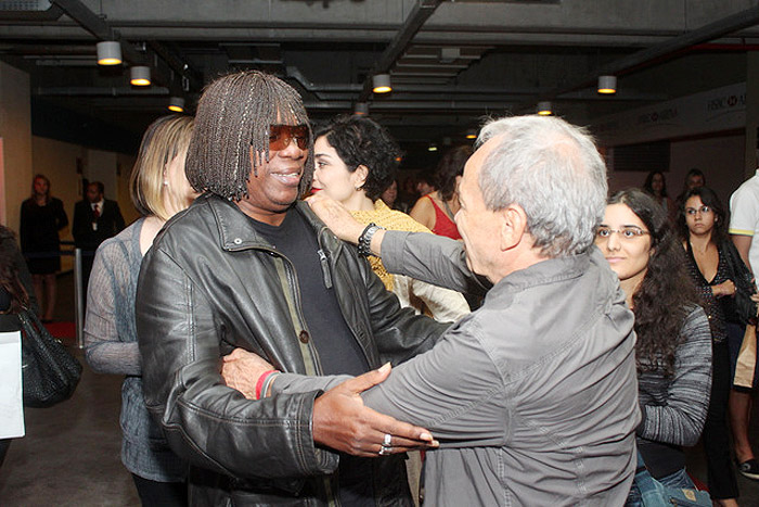 Milton Nascimento abraçou um amigo.