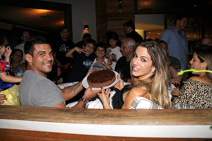 Vitor Belfort e Joana Prado mostram o bolo de aniversário