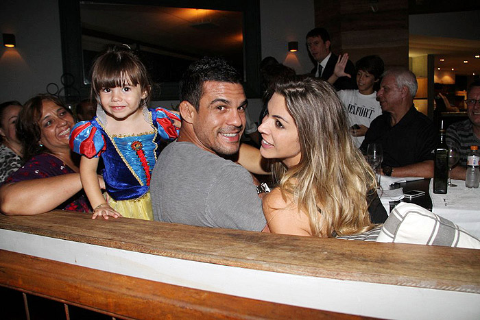 Vitor Belfort posa para foto ao lado da filha e de Joana