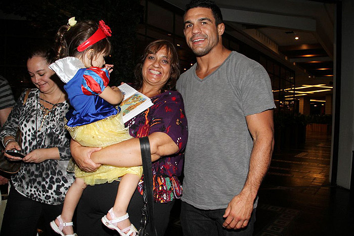 Vitor Belfort comemora aniversário ao lado da família