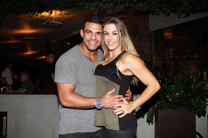 Vitor Belfort posa para foto ao lado de Joana Prado