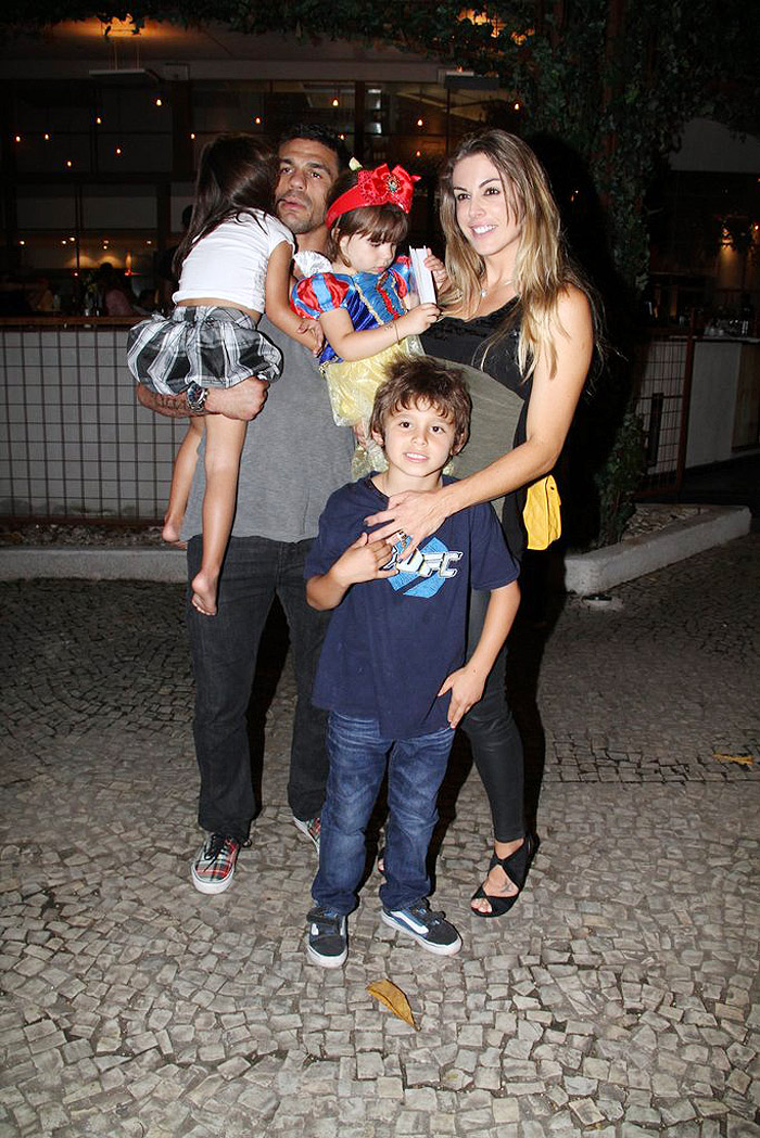 Vitor Belfort, Joana Prado e os filhos Davi, Vitória e Kyara