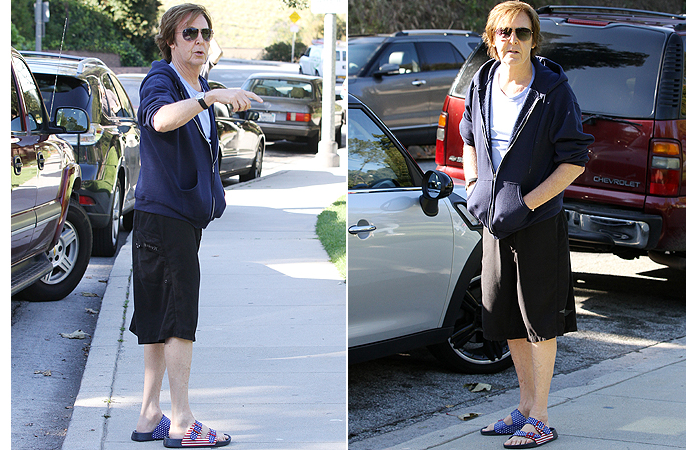 Paul McCartney desfila com chinelo diferente por Beverly Hills
