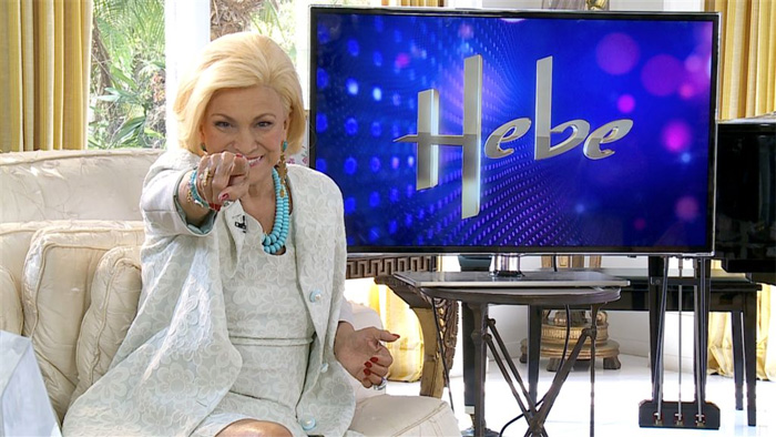 Hebe grava mensagem para exibir em seu programa