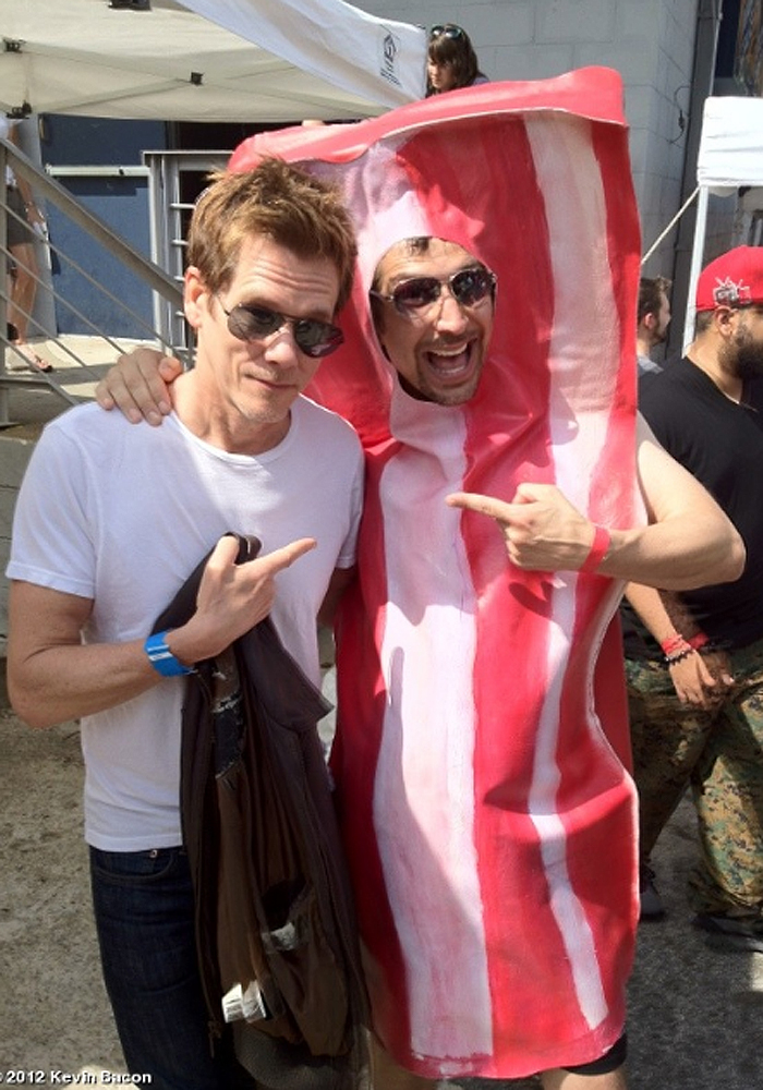 Kevin Bacon tira foto ao lado de homem fantasiado de bacon