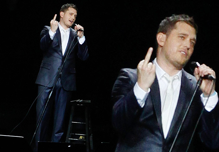 Michael Bublé faz gesto obsceno em show de SP