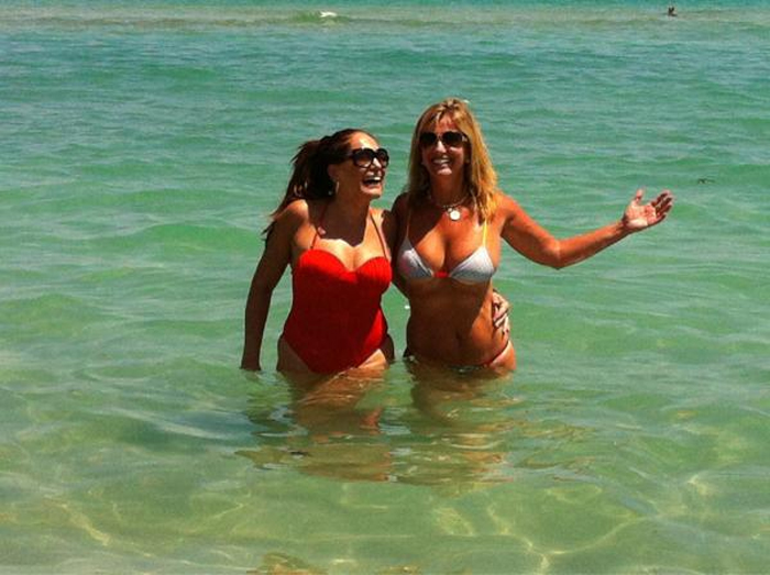 Susana Vieira curte praia em Miami com a ex-nora
