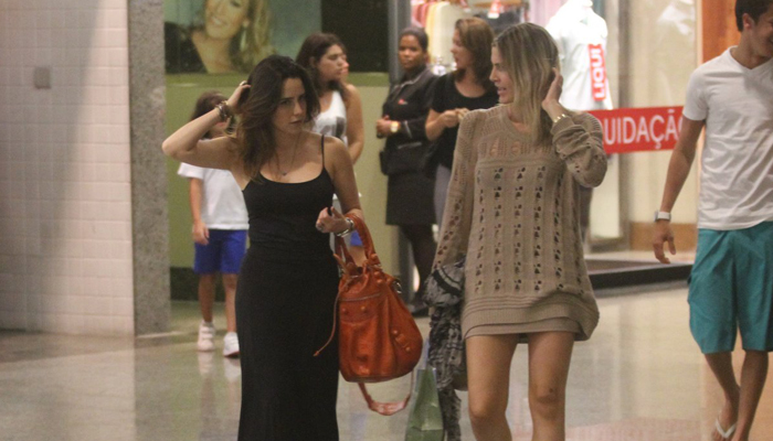 Fernanda Vasconcellos vai às compras com amiga no Rio