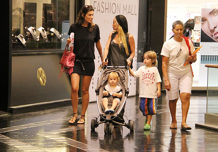 Danielle Winits passeia com os filhos em shopping carioca