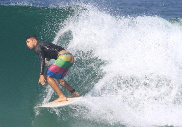 Cauã Reymond faz manobras no mar em manhã de surf