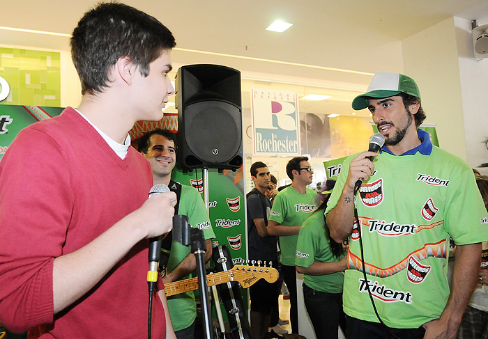 Marcos Mion agita tarde em shopping de São Paulo