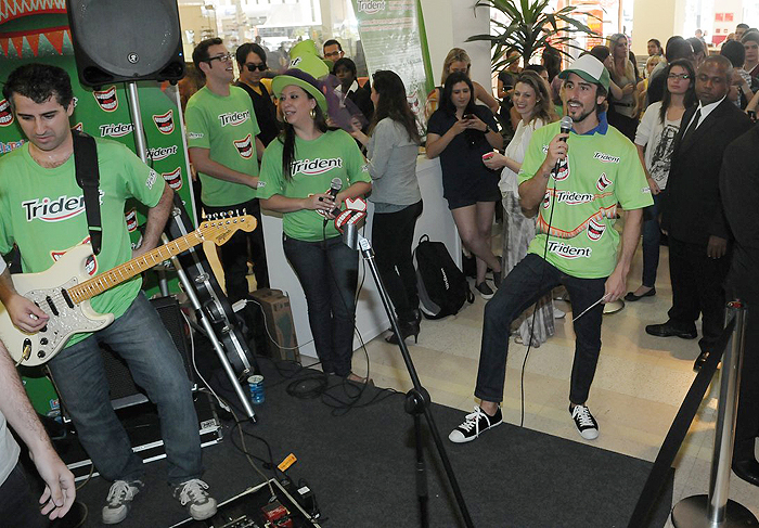 Marcos Mion agita tarde em shopping de São Paulo