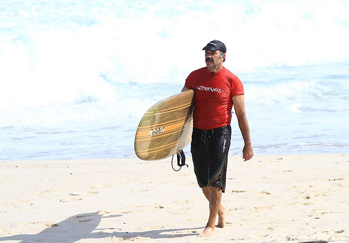 Com novo visual, Humberto Martins surfa no Rio de Janeiro