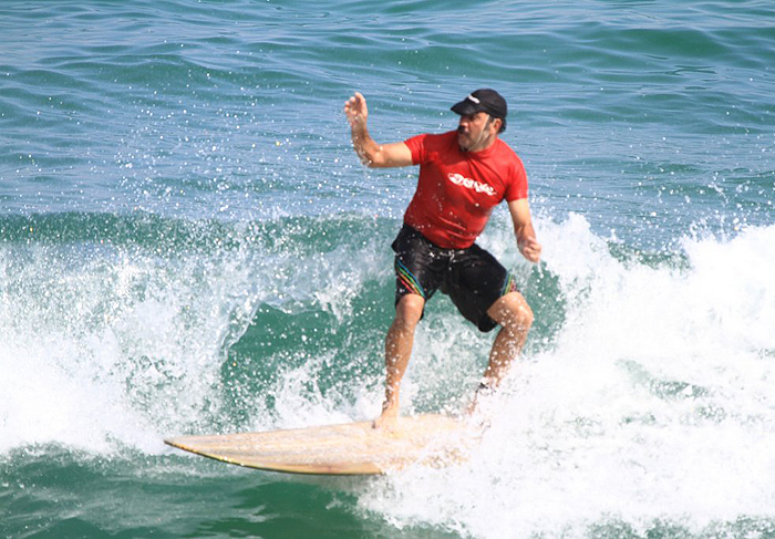 Com novo visual, Humberto Martins surfa no Rio de Janeiro