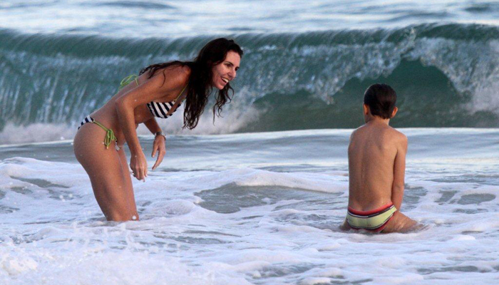 Glenda Kozlowski curte praia com o filho 