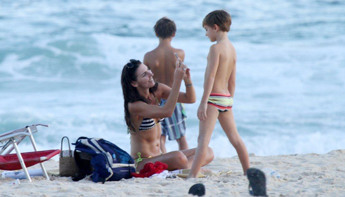Glenda Kozlowski curte praia com o filho 