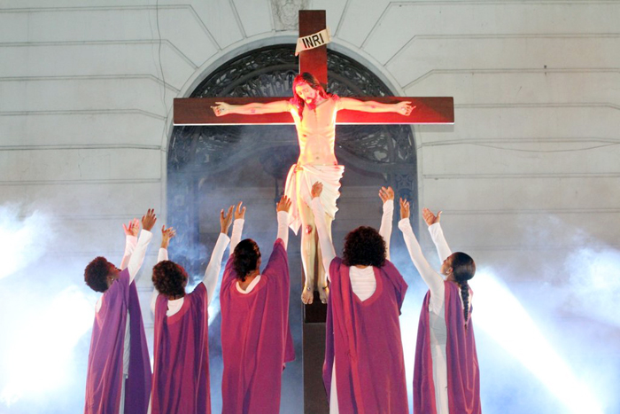 Milton Gonçalves e Antônio Pitanga encenam Paixão de Cristo no Rio